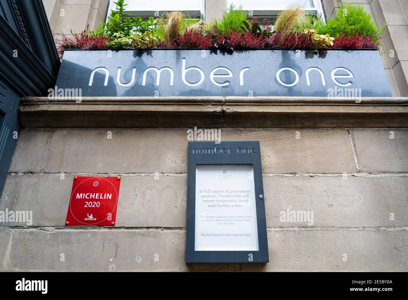 L'esterno del ristorante numero uno del Balmoral Hotel premiato con la Stella Michelin per il 2021. Attualmente chiuso e salito durante il Covid-19. Foto Stock
