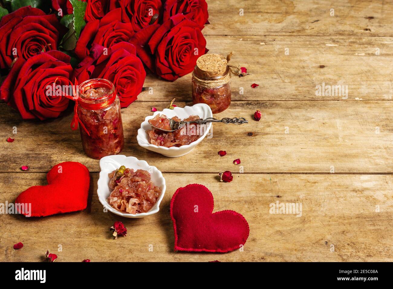 Marmellata di petali di rosa con decorazioni romantiche. Dolce fatto in casa  in vaso di vetro per una deliziosa colazione. Concetto di San Valentino,  tavolo in legno d'epoca Foto stock - Alamy
