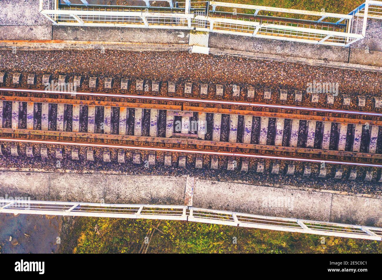 Vista della ferrovia sul ponte. Vista dall'alto Foto Stock