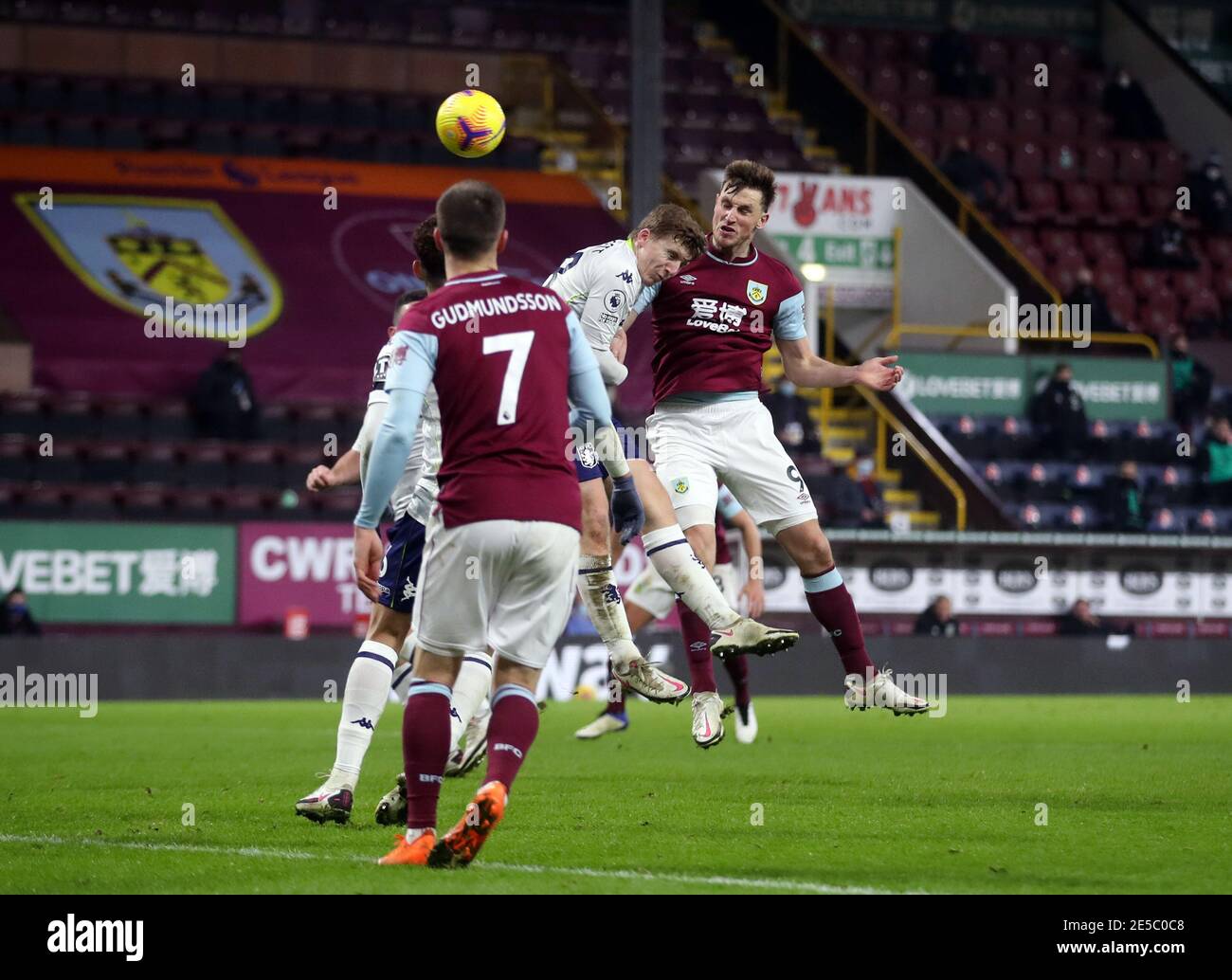 Chris Wood di Burnley segna il terzo gol della partita durante la partita della Premier League a Turf Moor, Burnley. Data immagine: Mercoledì 27 gennaio 2021. Foto Stock