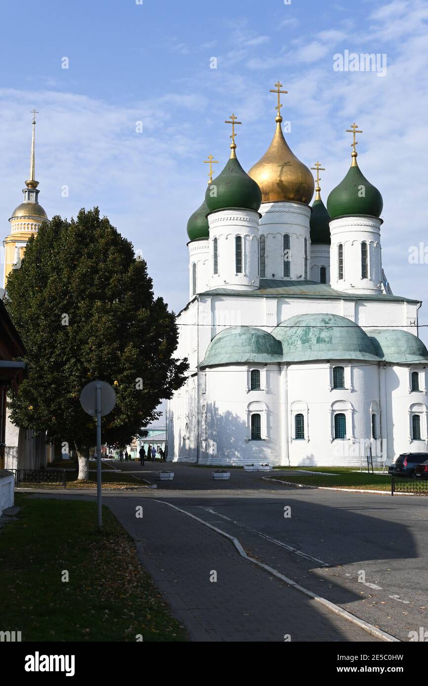 Templi nella parte storica della città di Kolomna. Chiese ortodosse nell'est della regione di Mosca in autunno. Foto Stock