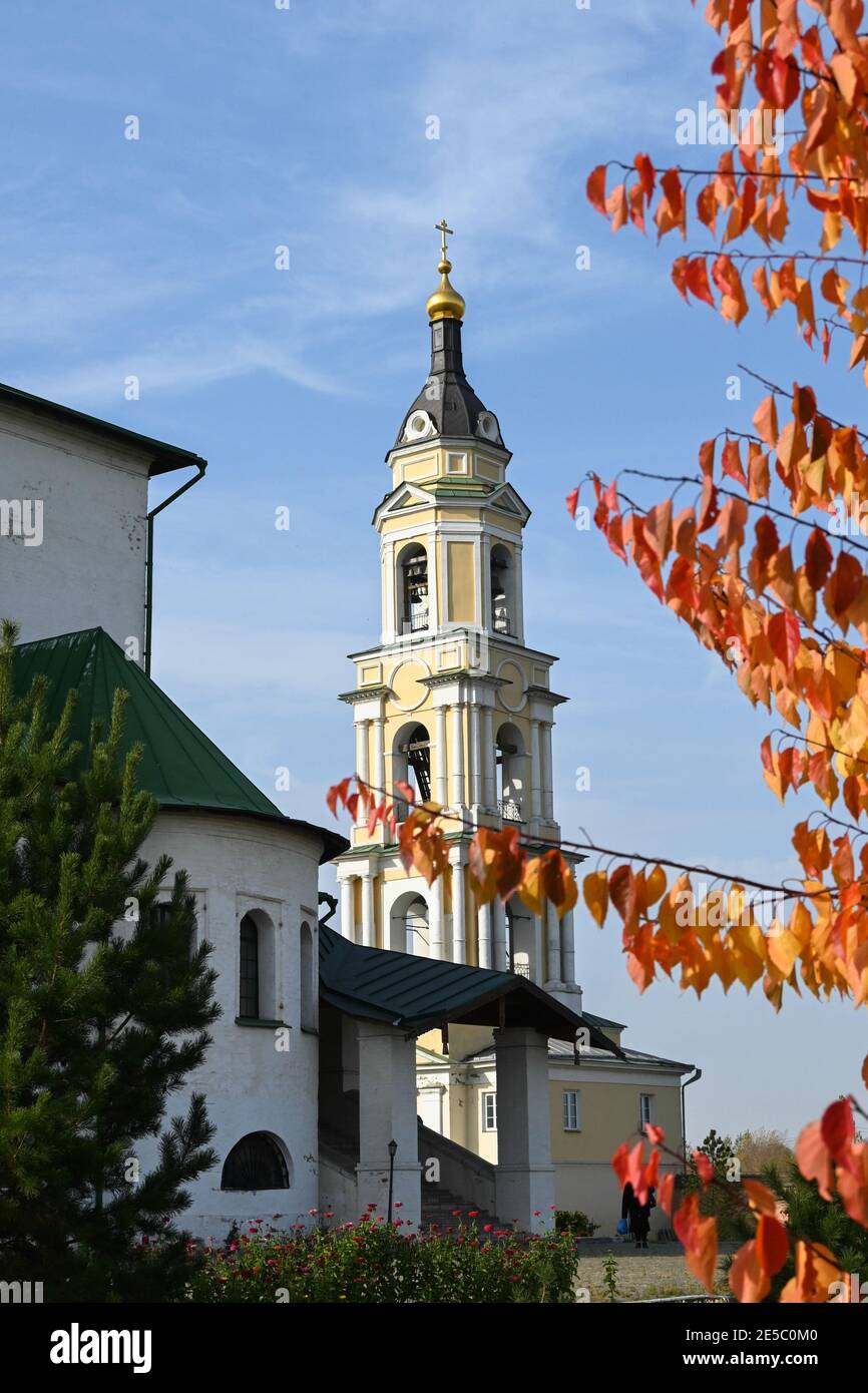 Templi nella parte storica della città di Kolomna. Chiese ortodosse nell'est della regione di Mosca in autunno. Foto Stock
