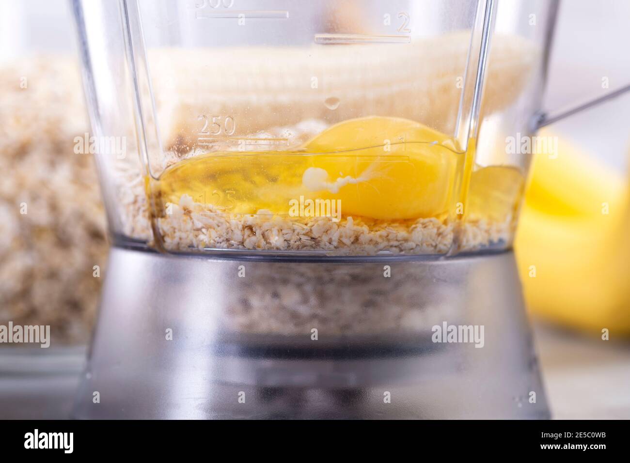 Avena e uova in un frullatore. Frittelle OAT con banana. Processo di cottura passo dopo passo. Banane, latte, uova, avena, sale. Foto Stock