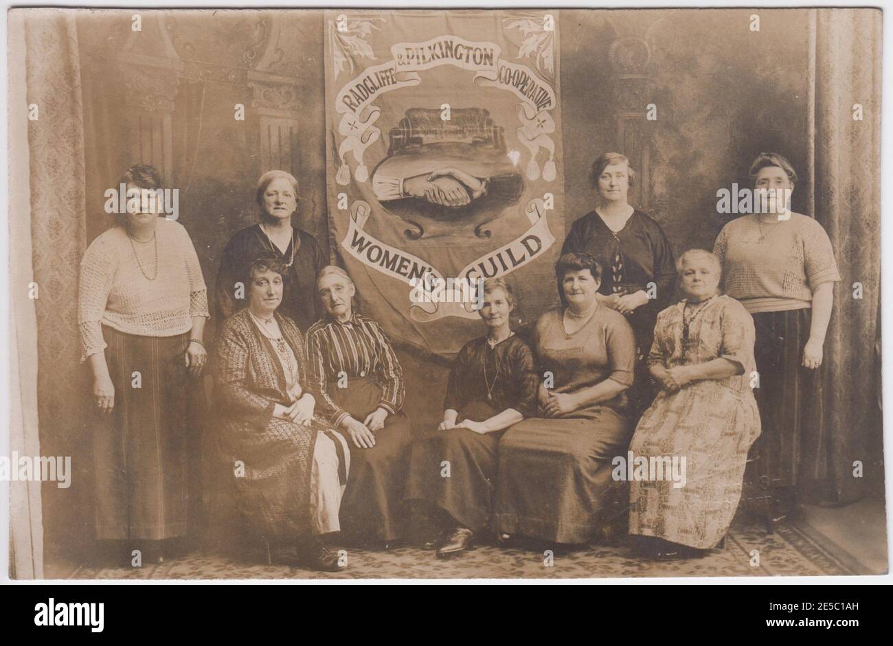 Radcliffe e Pilkington Co-operative Women's Guild, Lancashire. I membri del gruppo sono riuniti intorno ad un grande banner, 1900 / 1910 Foto Stock