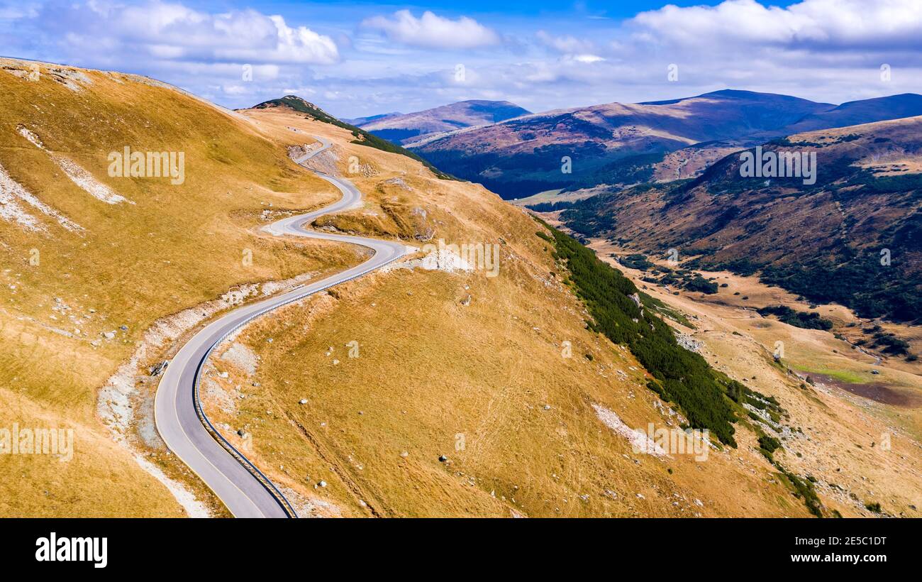 Transalpina, Romania. Bellissima strada ad alta quota in Romania che attraversa le montagne rumene Carpathia. Foto Stock