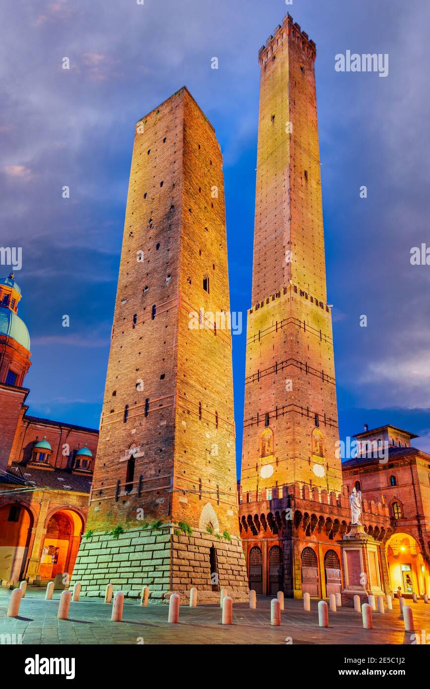 Bologna, Italia - due Torri o Asinelli e Garisenda, simboli della medievale  città Emilia Romagna Foto stock - Alamy