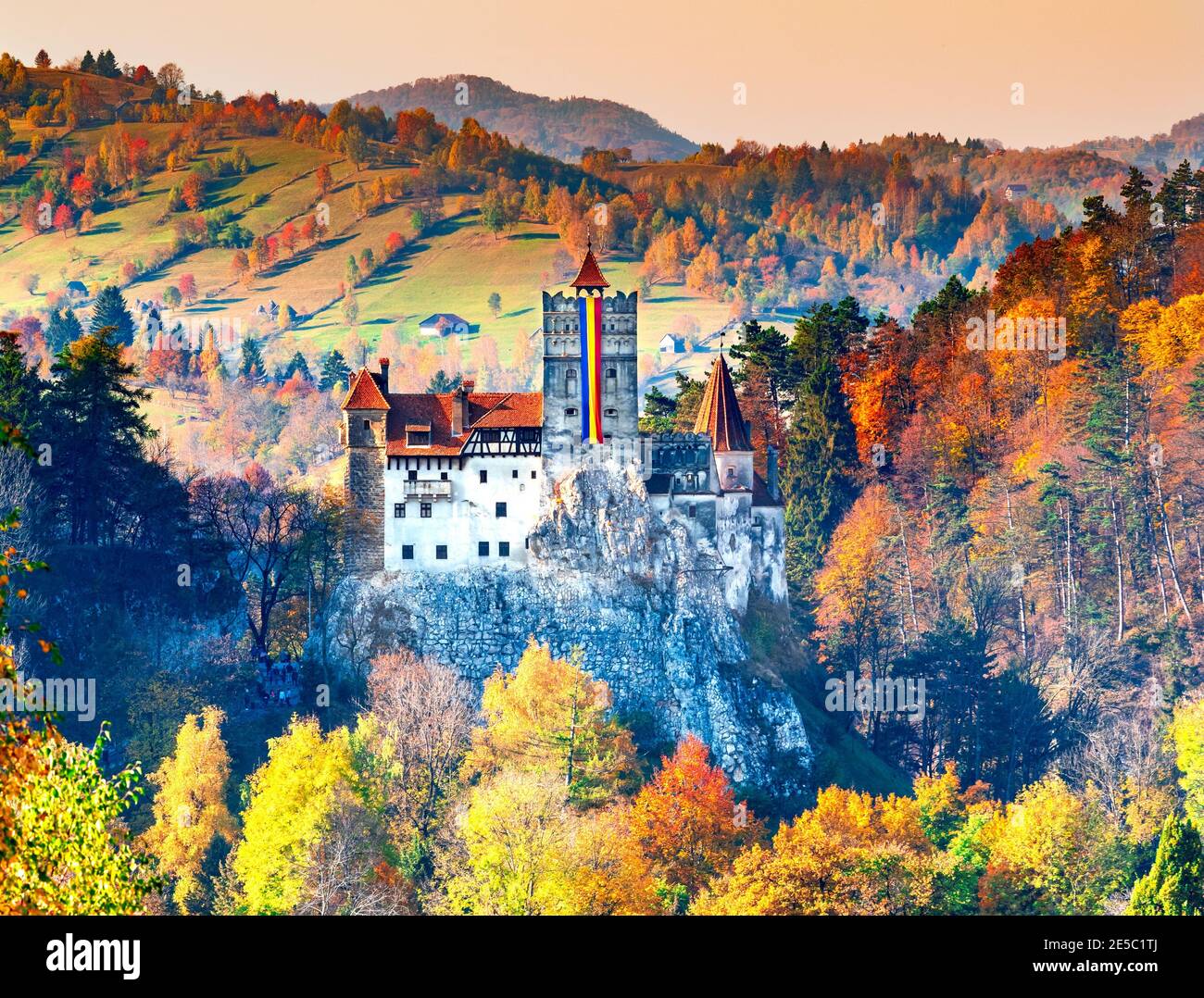 Castello di Bran, Romania. Il luogo di Dracula in Transilvania Carpazi Montagne, sfondo d'autunno rumeno. Foto Stock