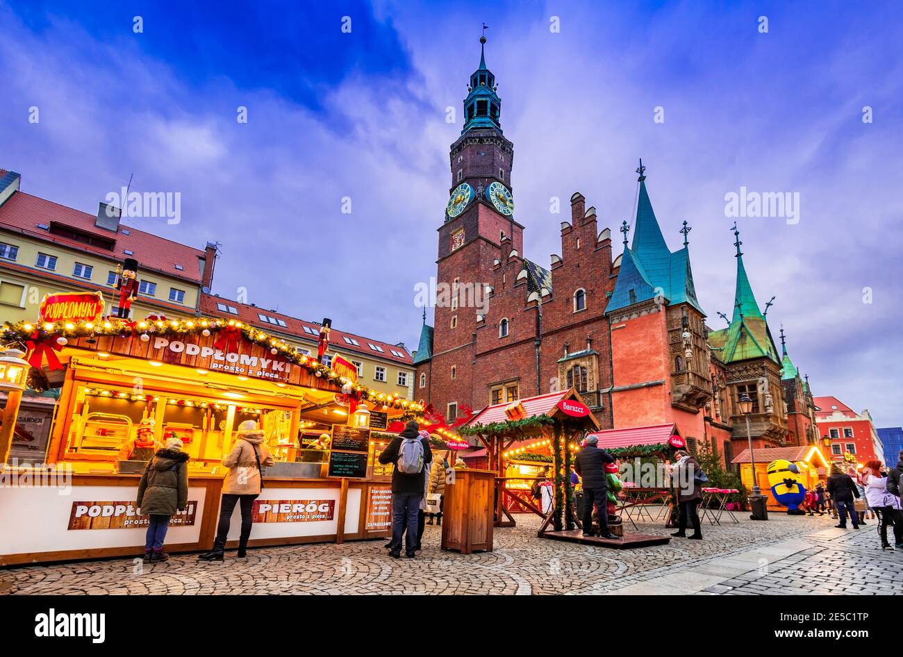 Wroclaw, Polonia - Dicembre 2019: Sfondo invernale con il famoso mercatino di Natale d'Europa. Foto Stock