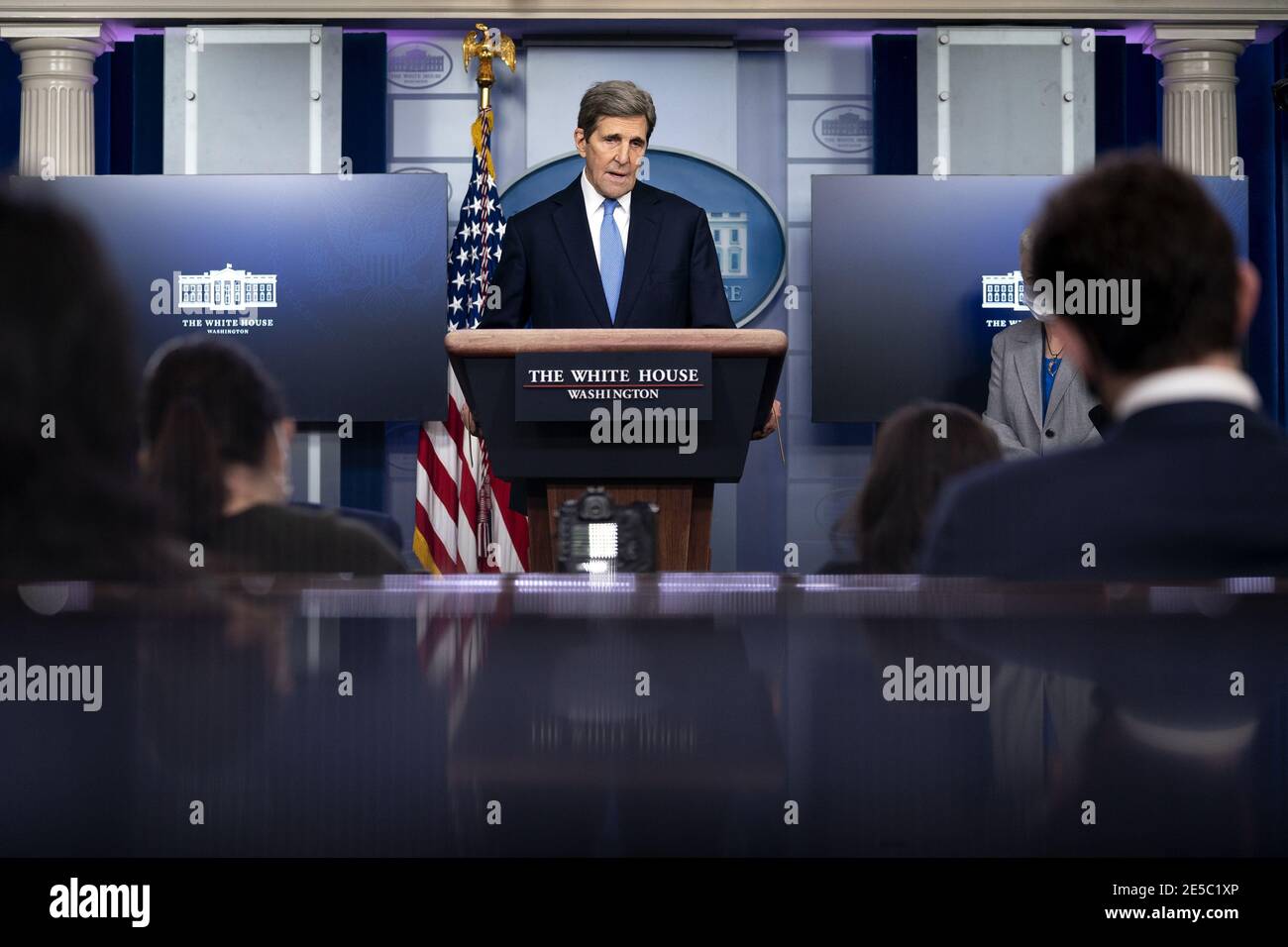 Washington, Stati Uniti. 27 gennaio 2021. John Kerry, inviato presidenziale speciale per il clima, parla durante una conferenza stampa nella stanza di Briefing della stampa di James S. Brady alla Casa Bianca a Washington, DC, Stati Uniti, mercoledì 27 gennaio 2021. Mercoledì il presidente Joe Biden intraprenderà un'azione esecutiva per combattere il cambiamento climatico, tra cui il blocco temporaneo di nuovi contratti di leasing per la trivellazione petrolifera su terreni federali, l'ordinazione di una revisione dei sussidi per i combustibili fossili e altre misure per la revisione del mix energetico statunitense. Foto di Stefani Reynolds/UPI Credit: UPI/Alamy Live News Foto Stock