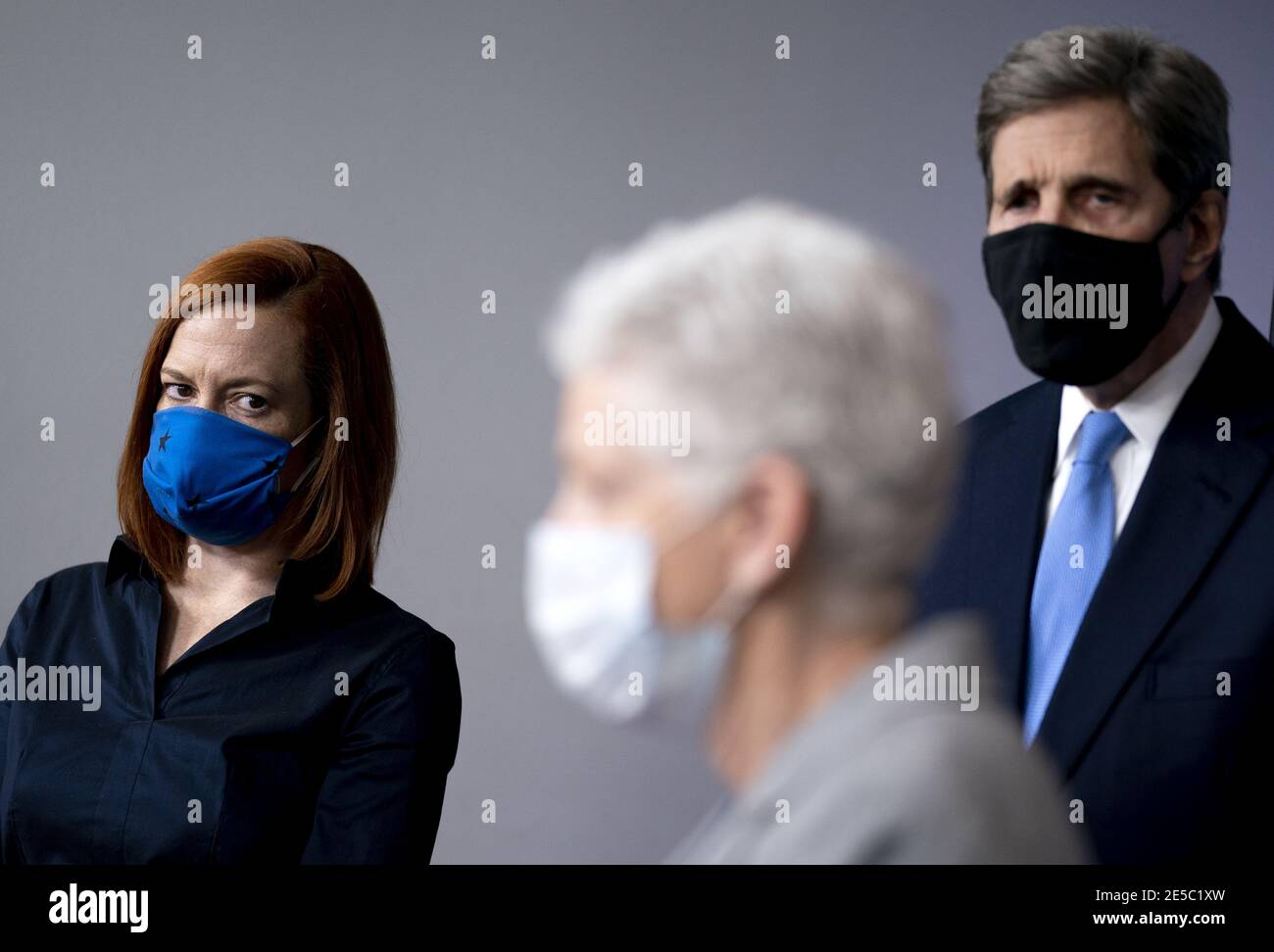 John Kerry, inviato Speciale Presidenziale per il clima, destra, e Jen Psaki, segretario stampa della Casa Bianca, sinistra, ascoltate Gina McCarthy, consulente nazionale del clima, parla durante una conferenza stampa nella James S. Brady Press Briefing Room presso la Casa Bianca a Washington, DC, Stati Uniti, mercoledì 27 gennaio 2021. Il presidente degli Stati Uniti Joe Biden intraprenderà un'azione esecutiva mercoledì per combattere il cambiamento climatico, tra cui il blocco temporaneo di nuovi contratti di leasing per la perforazione di petrolio su terreni federali, l'ordinazione di una revisione dei sussidi per i combustibili fossili e altre misure per la revisione del mix energetico statunitense. Foto di Stefani Reynolds/SU Foto Stock