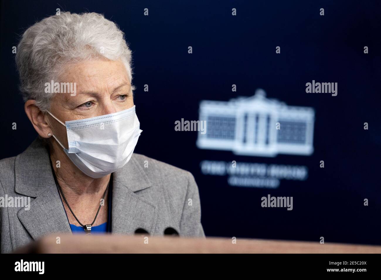 Washington, Stati Uniti. 27 gennaio 2021. Gina McCarthy, consulente nazionale del clima, parla durante una conferenza stampa nella stanza di Briefing della stampa di James S. Brady alla Casa Bianca a Washington, DC, Stati Uniti, mercoledì 27 gennaio 2021. Il presidente degli Stati Uniti Joe Biden intraprenderà un'azione esecutiva mercoledì per combattere il cambiamento climatico, tra cui il blocco temporaneo di nuovi contratti di leasing per la perforazione di petrolio su terreni federali, l'ordinazione di una revisione dei sussidi per i combustibili fossili e altre misure per la revisione del mix energetico statunitense. Foto di Stefani Reynolds/UPI Credit: UPI/Alamy Live News Foto Stock