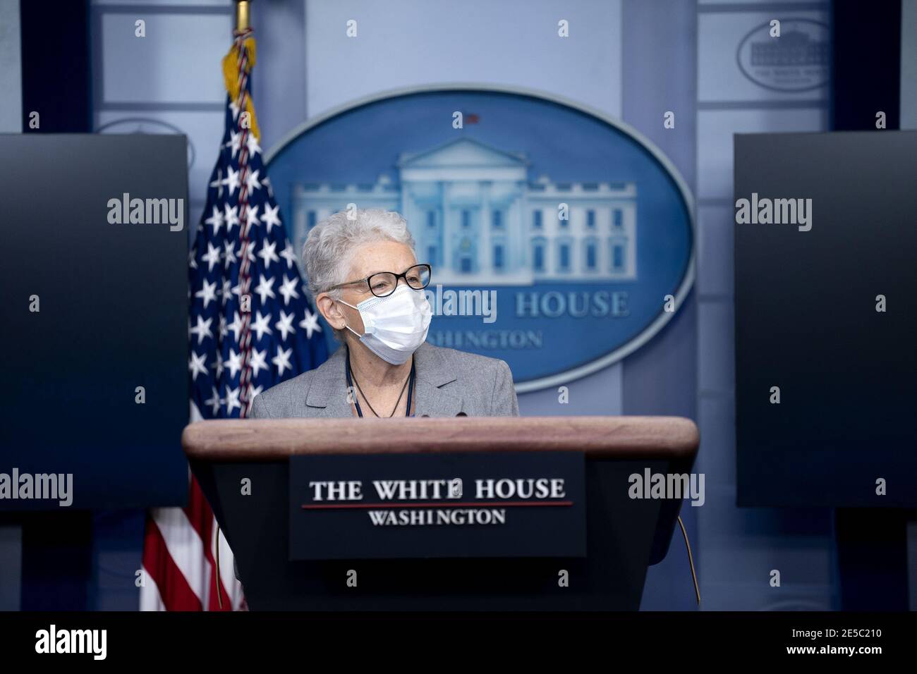 Washington, Stati Uniti. 27 gennaio 2021. Gina McCarthy, consulente nazionale del clima, parla durante una conferenza stampa nella stanza di Briefing della stampa di James S. Brady alla Casa Bianca a Washington, DC, Stati Uniti, mercoledì 27 gennaio 2021. Il presidente degli Stati Uniti Joe Biden intraprenderà un'azione esecutiva mercoledì per combattere il cambiamento climatico, tra cui il blocco temporaneo di nuovi contratti di leasing per la perforazione di petrolio su terreni federali, l'ordinazione di una revisione dei sussidi per i combustibili fossili e altre misure per la revisione del mix energetico statunitense. Foto di Stefani Reynolds/UPI Credit: UPI/Alamy Live News Foto Stock