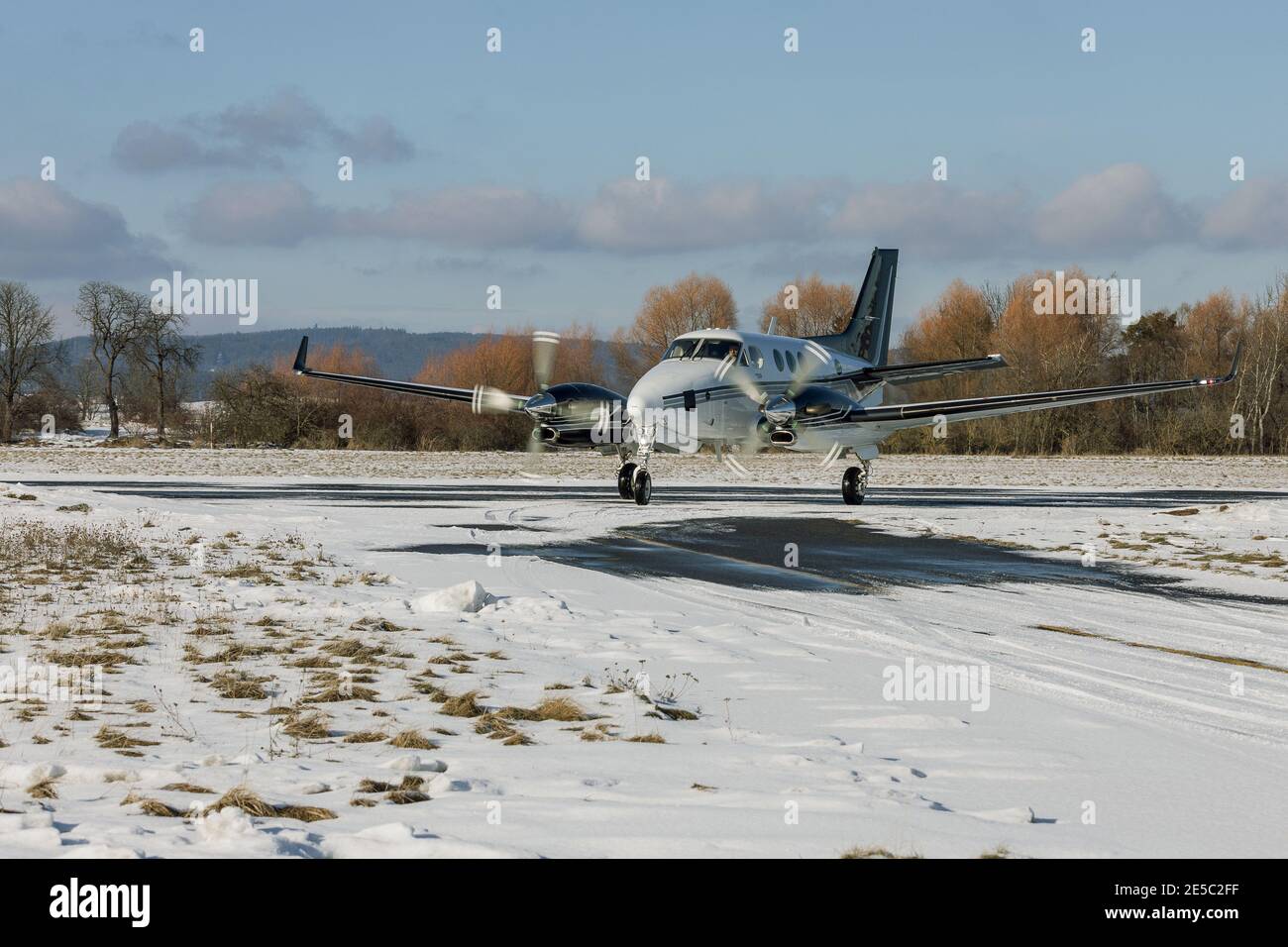 DLOUHA LHOTA, REP CECO - 27 GENNAIO 2021. Beechcraft BE A90 King Air (OK-SIL) rotola su una pista innevata all'aeroporto di Príbram, Repubblica Ceca Foto Stock