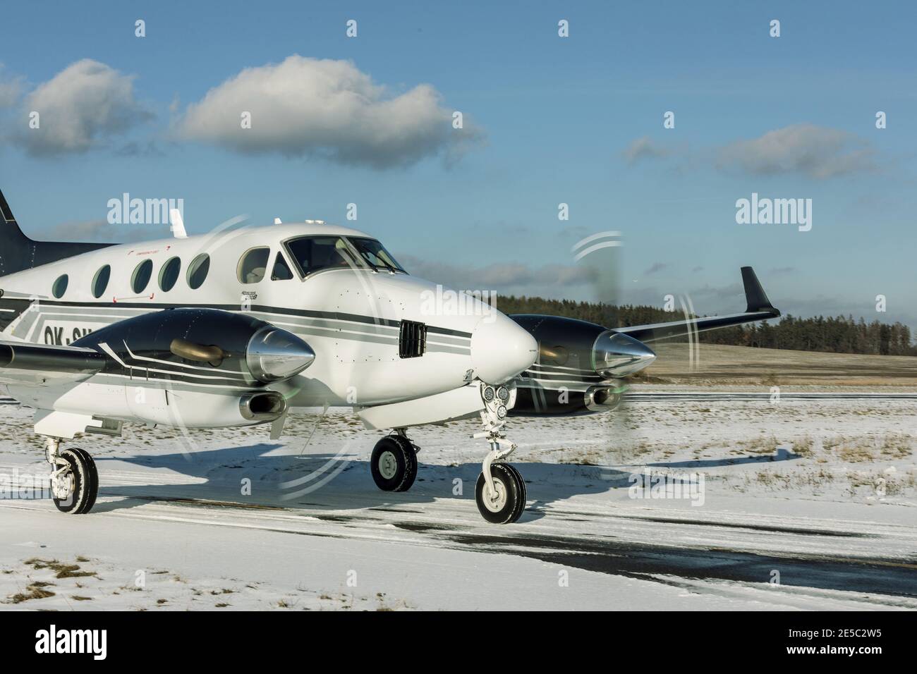 DLOUHA LHOTA, REP CECO - 27 GENNAIO 2021. Beechcraft BE A90 King Air (OK-SIL) rotola su una pista innevata all'aeroporto di Príbram, Repubblica Ceca Foto Stock