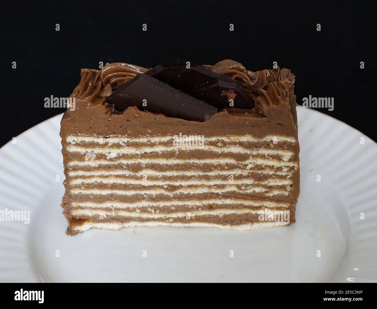 Pezzo di torta di cioccolato multistrato decorata con ripieno di caramello la piastra Foto Stock