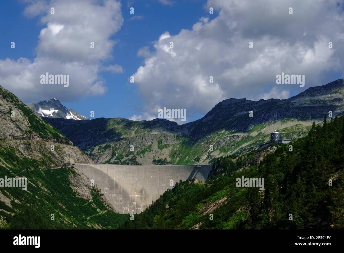 diga muro in una valle di montagna in austria con bello vista del dettaglio del cielo Foto Stock