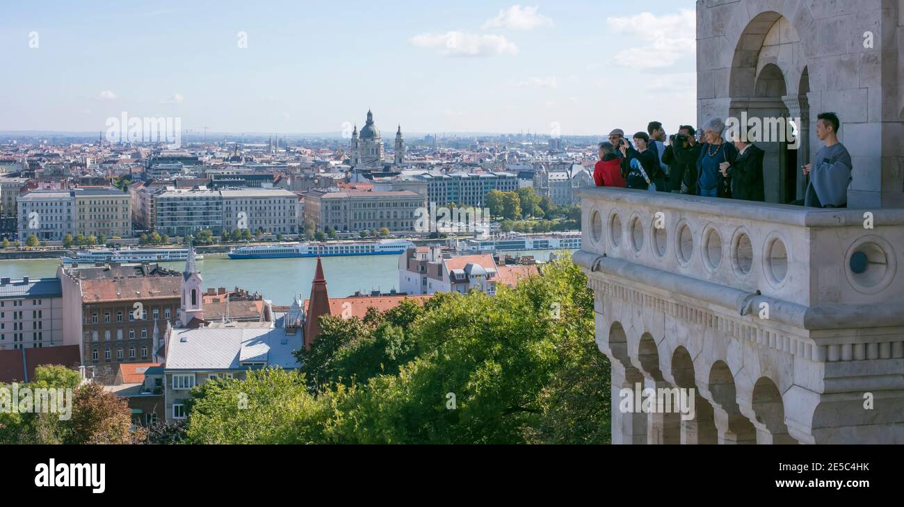 I turisti possono vedere Budapest dal Bastione del Pescatore, dal quartiere del Castello, da Buda, Budapest, Ungheria Foto Stock