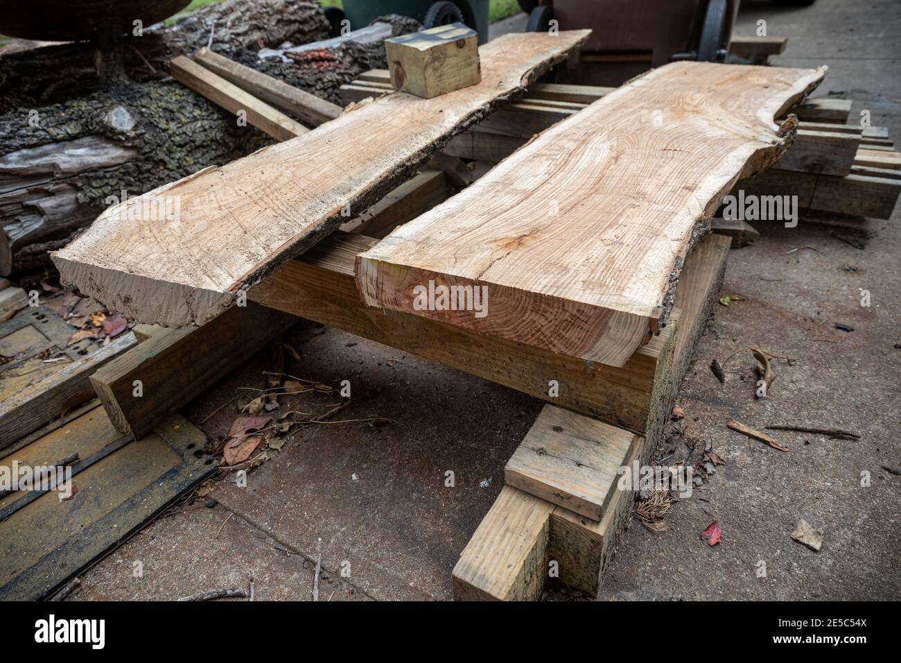Lastre in legno nero di locusto fresato in casa. Foto Stock
