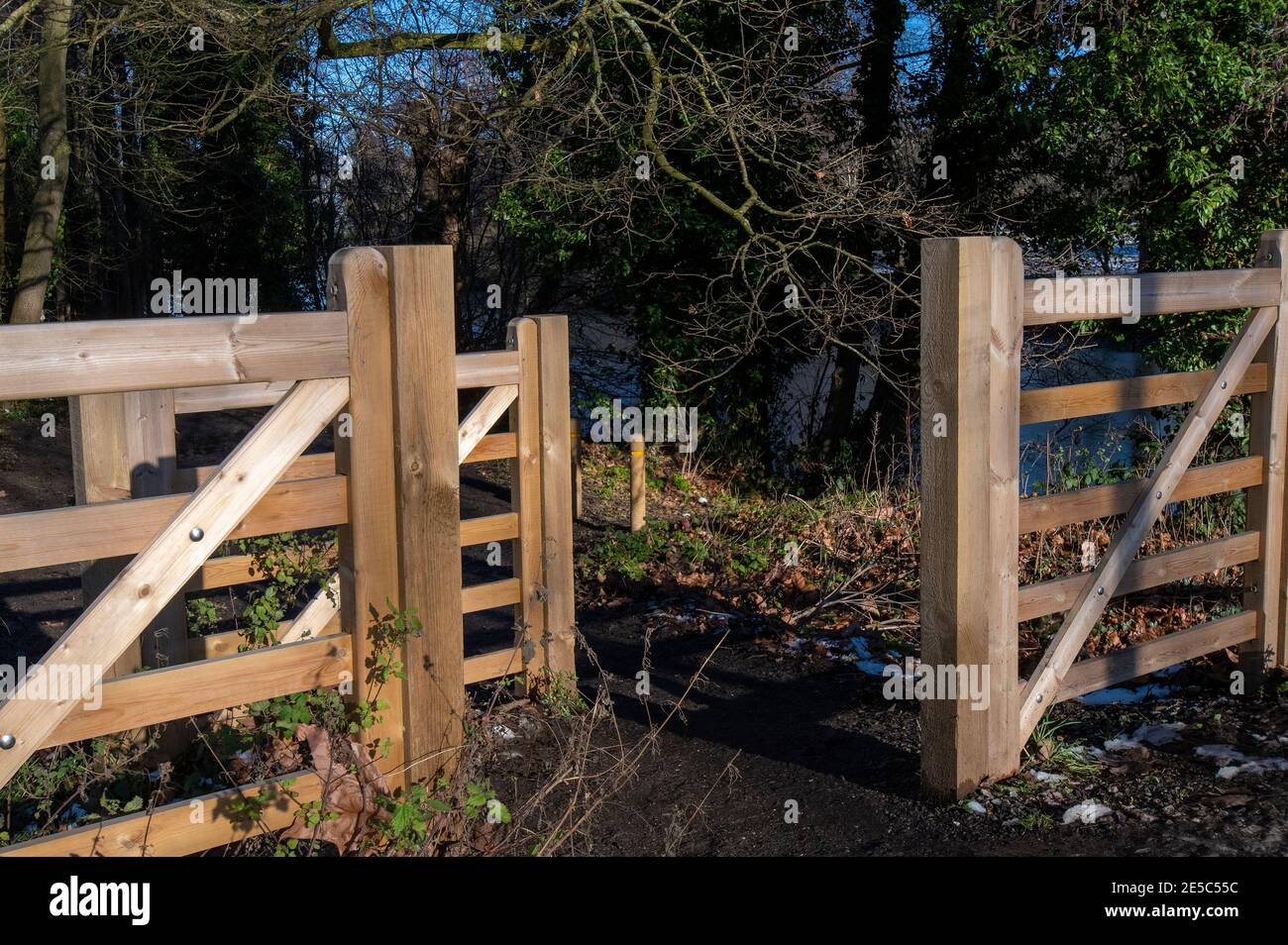 Ingresso al sentiero in Countryside Reading, Berkshire, Inghilterra, Regno Unito Foto Stock