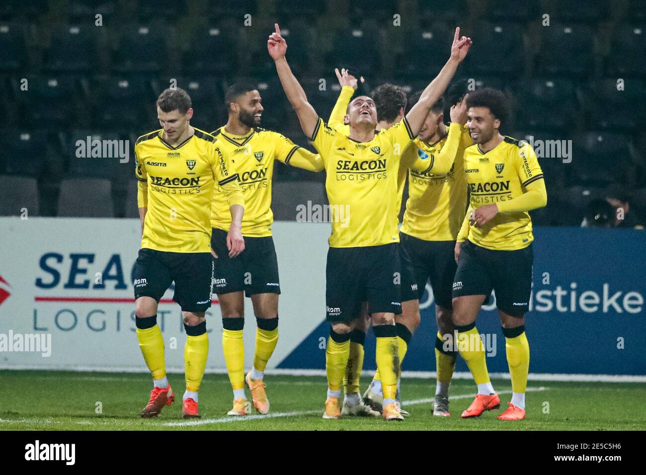 VENLO, PAESI BASSI - GENNAIO 27: Georgios Giakoumakis di VVV Venlo festeggia il traguardo con la squadra (1:0) durante la partita olandese Eredivisie tra VVV Venl Foto Stock