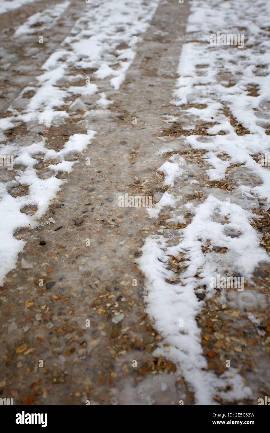 Vialetto ghiaioso con neve e ghiaccio. Inghilterra Foto Stock