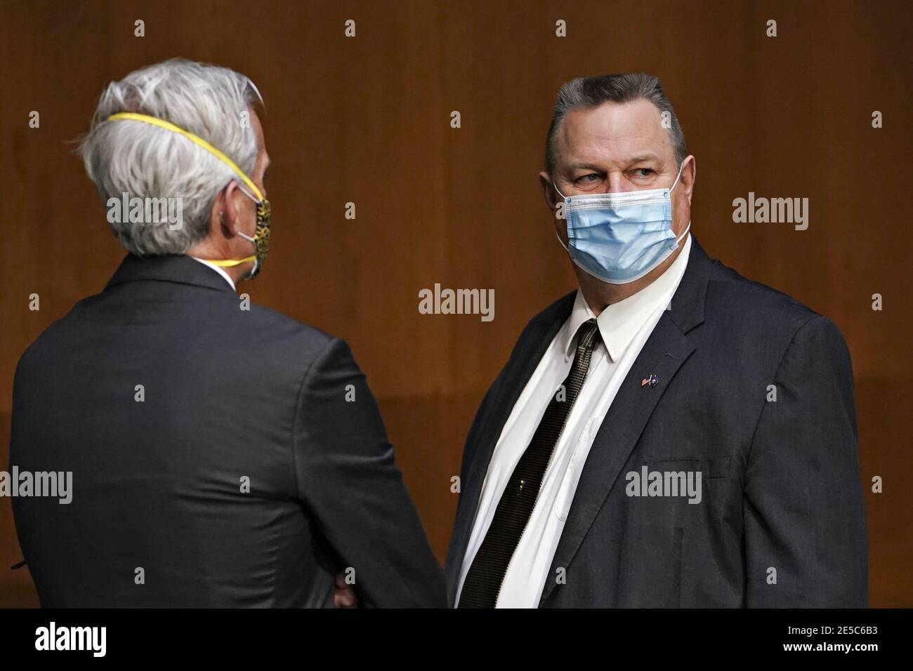 Washington, Stati Uniti. 27 gennaio 2021. Il Senatore Jon Tester, un democratico del Montana e membro di classifica del Comitato Affari dei Veterani del Senato, indossa una maschera protettiva mentre parla con Denis McDonough, segretario degli Stati Uniti per gli Affari dei Veterani (VA) nominato per il presidente degli Stati Uniti Joe Biden, prima di un'audizione di conferma a Washington, DC mercoledì 27 gennaio 2021. In qualità di capo di stato maggiore di Barack Obama, McDonough supervisionò la revisione del VA in risposta al suo scandalo del tempo di attesa del 2014 e in precedenza fungeva da vice consulente nazionale per la sicurezza. Foto di Sarah Silbiger/UPI Credit: UPI/Alamy Live News Foto Stock