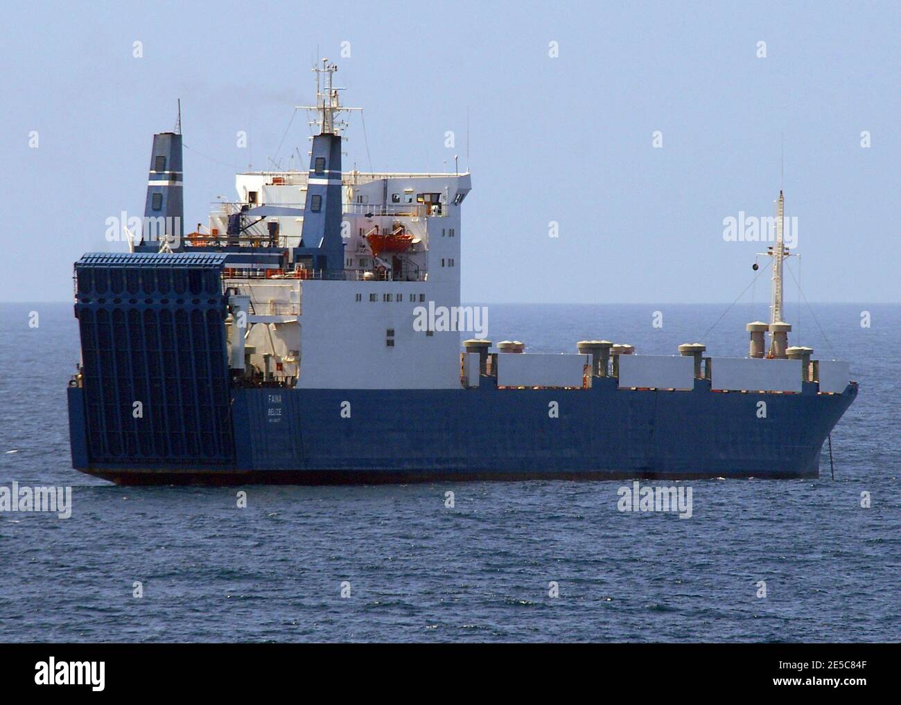 La nave mercantile pirata MV Faina (che trasporta le armi) è vista da un incrociatore della marina degli Stati Uniti al largo delle coste somale il 29 settembre 2008. Photo by DOD-Balkis Press/ABACAPRESS.COM Local Caption Foto Stock