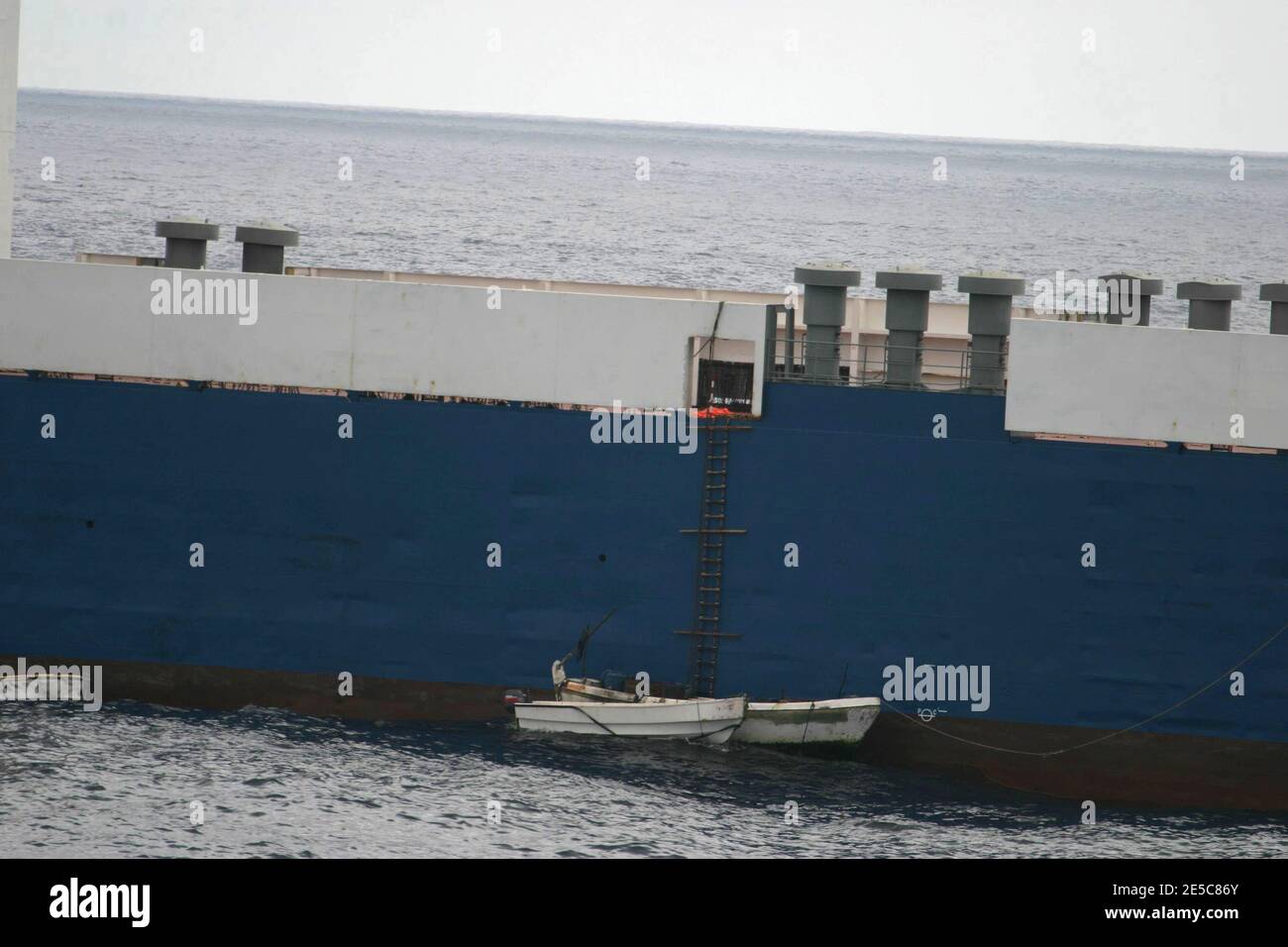Le barche dei pirati somali sono viste accanto alla nave mercantile MV Faina (che trasporta le armi) da un incrociatore della marina statunitense al largo delle coste somale il 29 settembre 2008. Photo by DOD-Balkis Press/ABACAPRESS.COM Local Caption Foto Stock