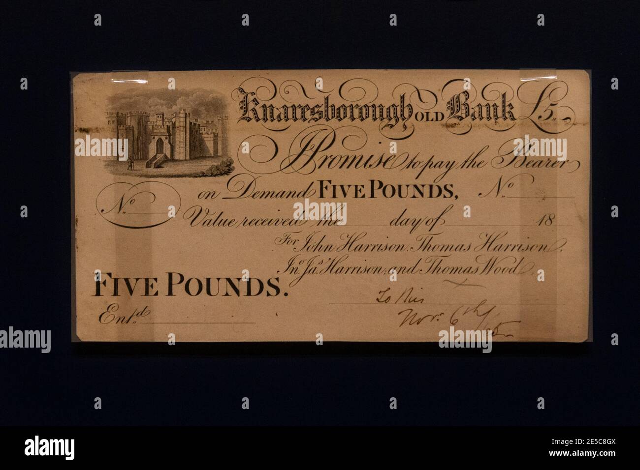 Una replica Knaresborough Bank, North Yorkshire cinque sterline nota (1865), la Money Gallery, Ashmolean Museum, Oxford, Regno Unito. Foto Stock