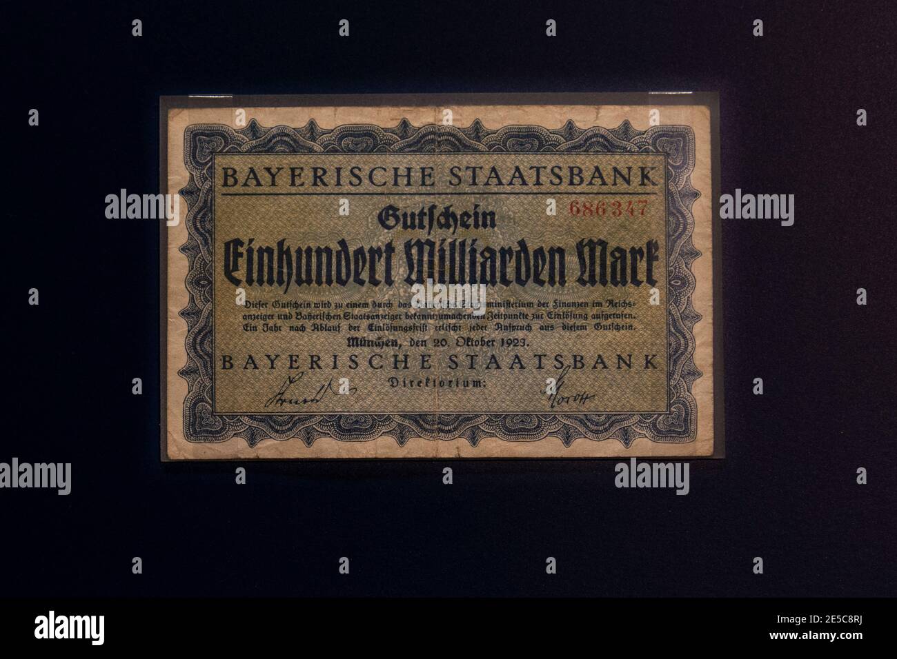 Una nota bancaria bavarese Einhundert Milliarden Mark (100 miliardi di marchi) emessa nel 1923 la Money Gallery, Ashmolean Museum, Oxford, Regno Unito. Foto Stock
