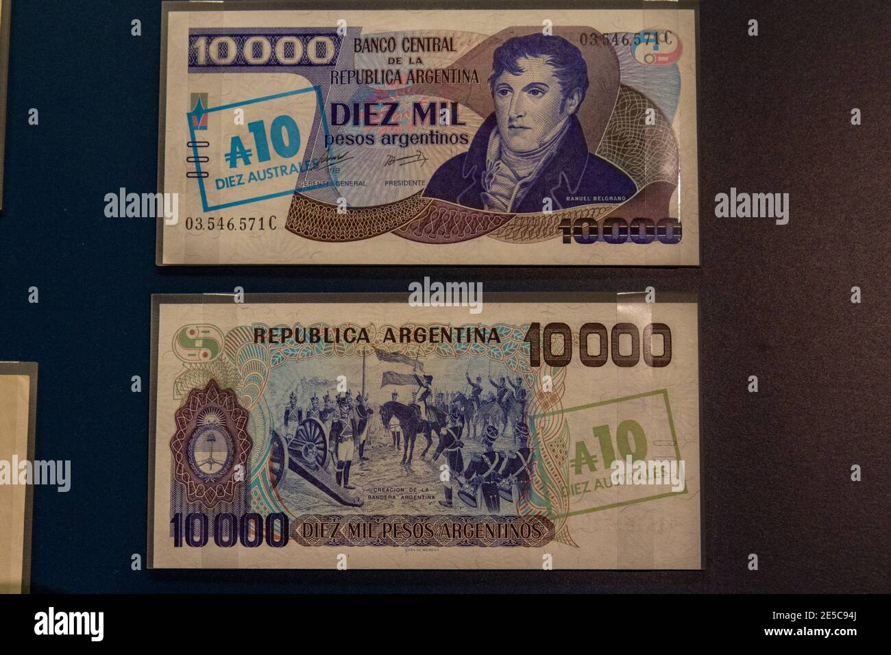 Banconota Argentina da 10,000 pesos sovrastampata nel 1985 con 10 australes, The Money Gallery, Ashmolean Museum, Oxford, UK. Foto Stock