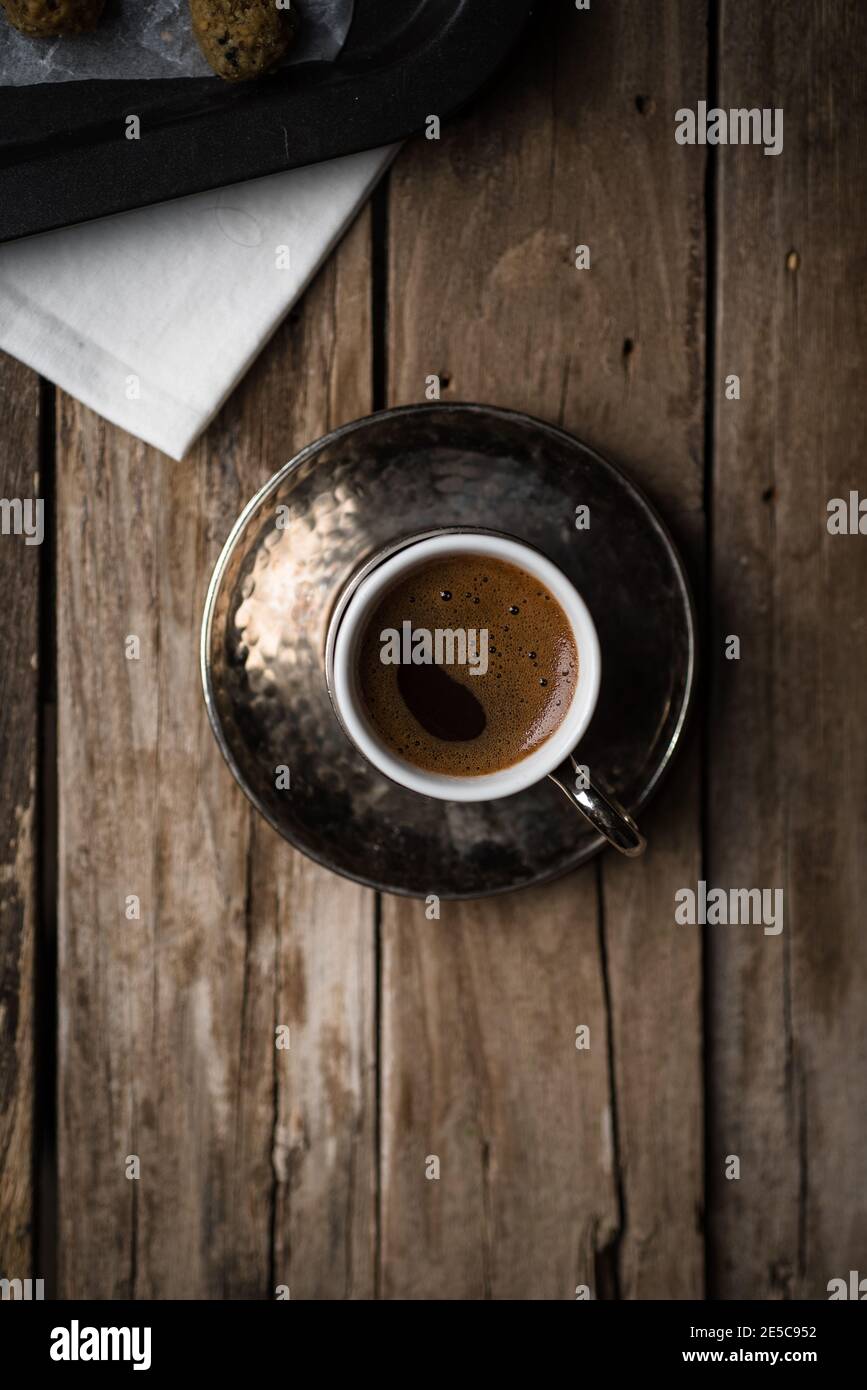 una tazza di caffè turco su sfondo di legno girato in stile minimalista e molto spazio negativo e con un'atmosfera rustica Foto Stock