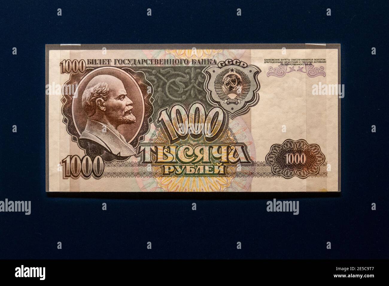 1000 rouble note dell'URSS (1992) che mostra il busto di Lenin, la Money Gallery, Ashmolean Museum, Oxford, UK. Foto Stock