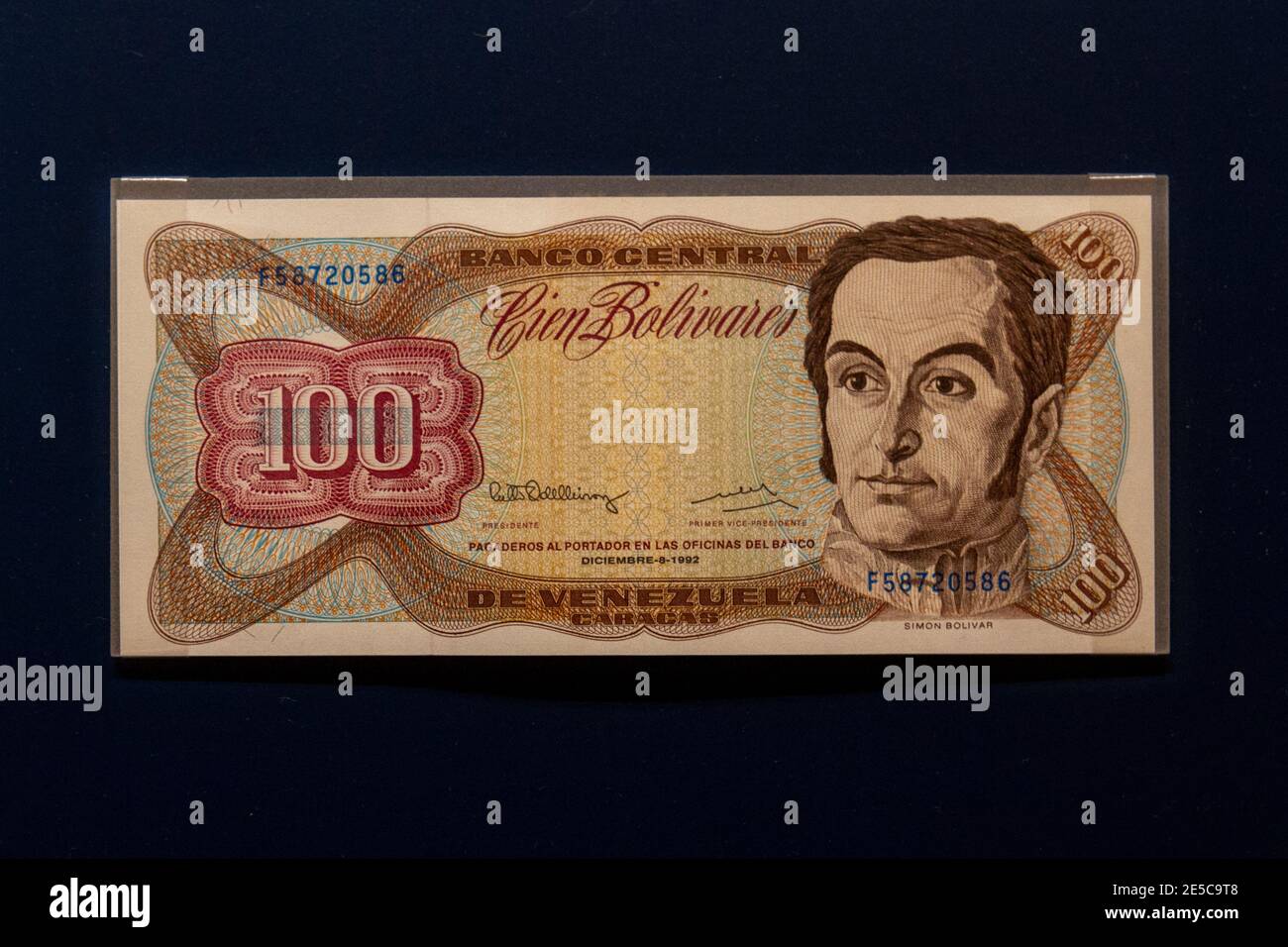 Una nota bolivar del 100 del Venezuela, che celebra Simon Bolivar, la Money Gallery, Ashmolean Museum, Oxford, UK. Foto Stock