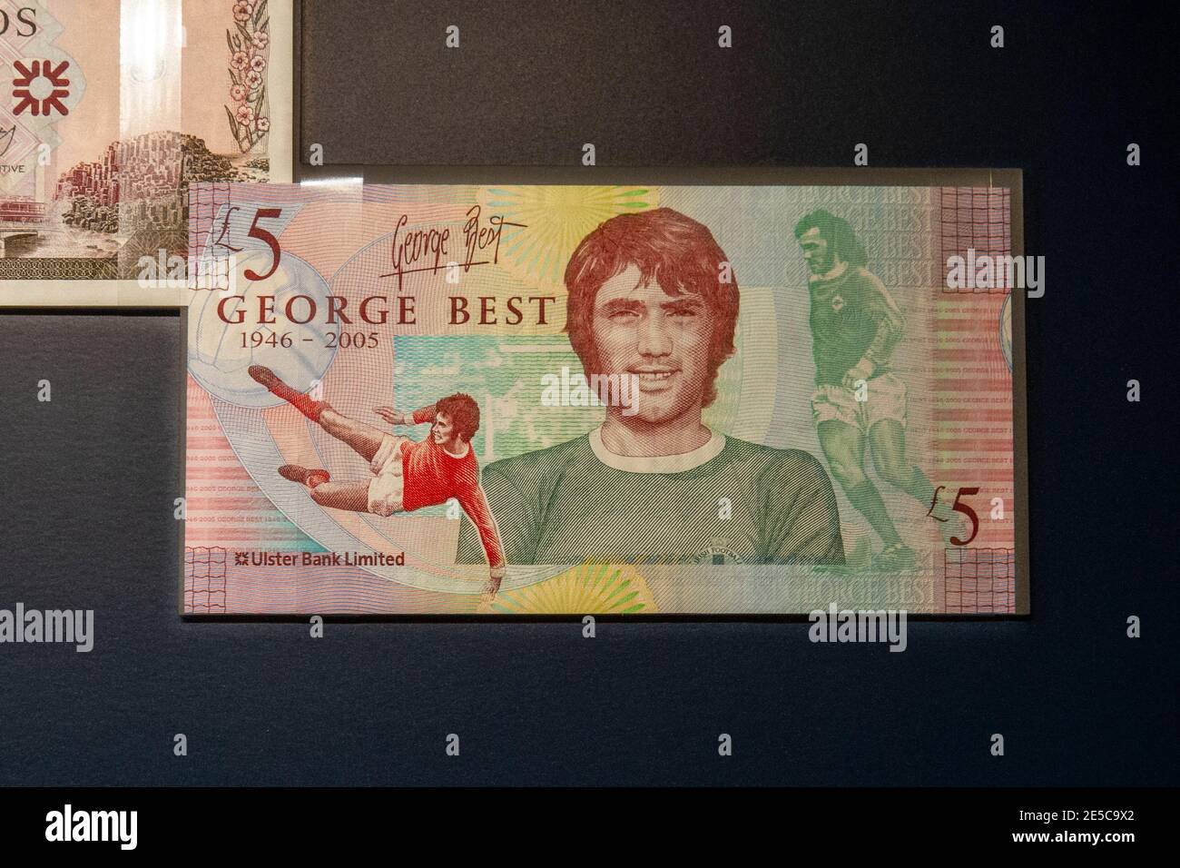 Ulster Bank Ltd cinque sterline note commemorare la leggenda del calcio George Best, The Money Gallery, Ashmolean Museum, Oxford, UK. Foto Stock
