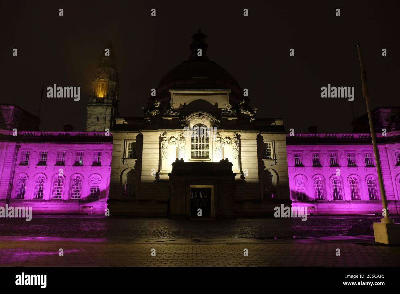 Cardiff, Galles 27 gennaio 2021. Il municipio di Cardiff è stato illuminato in viola per celebrare il giorno del Memoriale dell'Olocausto. L'evento annuale onora i milioni di ebrei e di altre minoranze assassinati dai nazisti durante la seconda guerra mondiale . Il tema di quest'anno è: Essere la luce nelle tenebre. Il memoriale si svolge nell'anniversario della liberazione del campo di concentramento di Auschwitz. Credit Alistair Heap/Alamy Live News Foto Stock