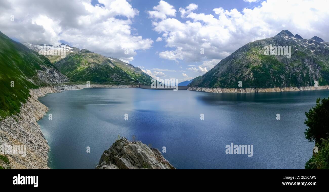 meraviglioso paesaggio in montagna con un lago da un centrale idroelettrica con diga in austria Foto Stock