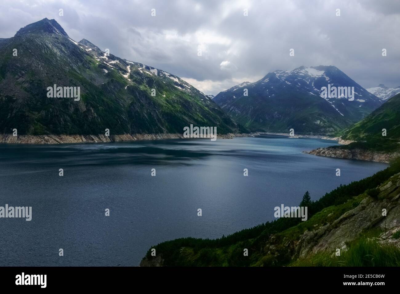 lago meraviglioso da una centrale idroelettrica in montagna da austria con nuvole di pioggia Foto Stock