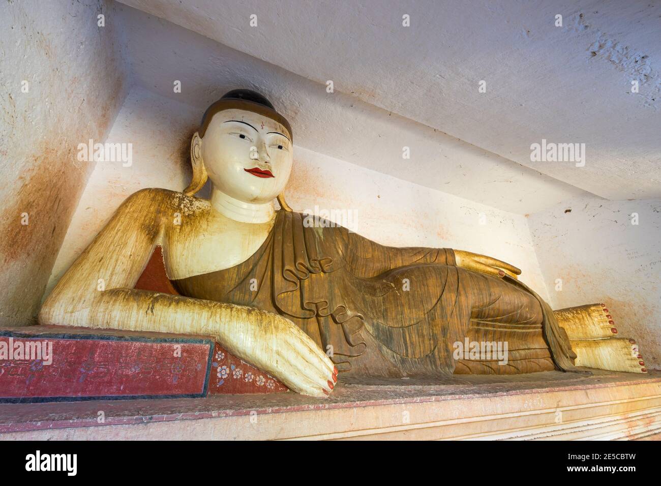 Statua di Buddha reclinata all'interno delle grotte di Daung Win HPO (AKA Phowinta Foto Stock