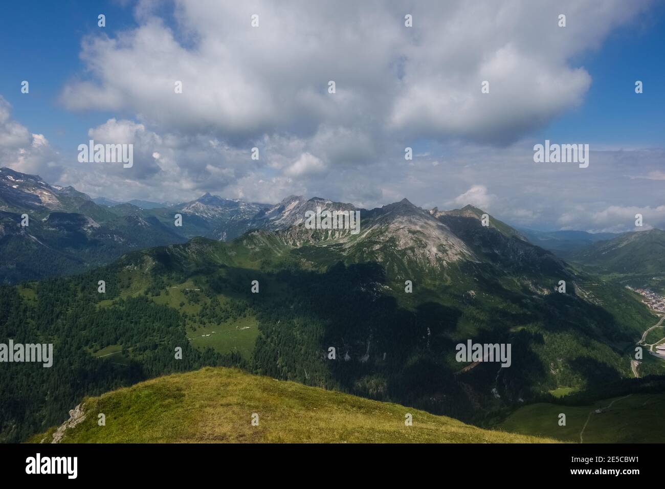 meravigliose montagne con cime mentre escursioni in estate austria Foto Stock