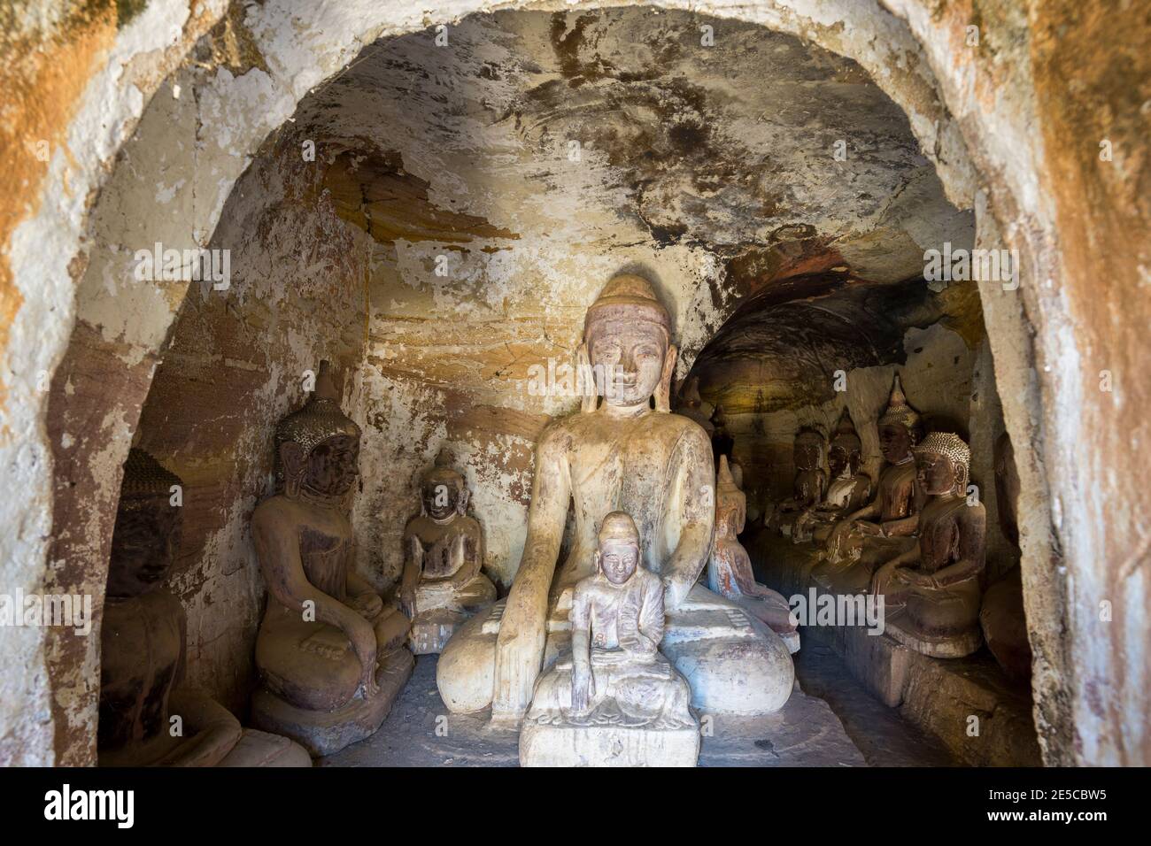 Sedendo statue di Buddha all'interno dell'HPO Win Daung Caves (AKA Phowintau Foto Stock