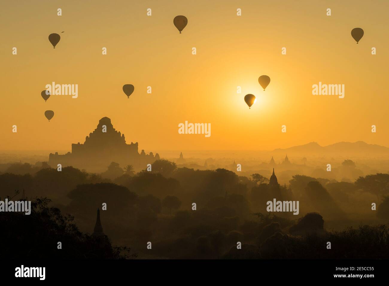 Antichi templi e mongolfiere all'alba nebbiosa, Bagan, ma Foto Stock