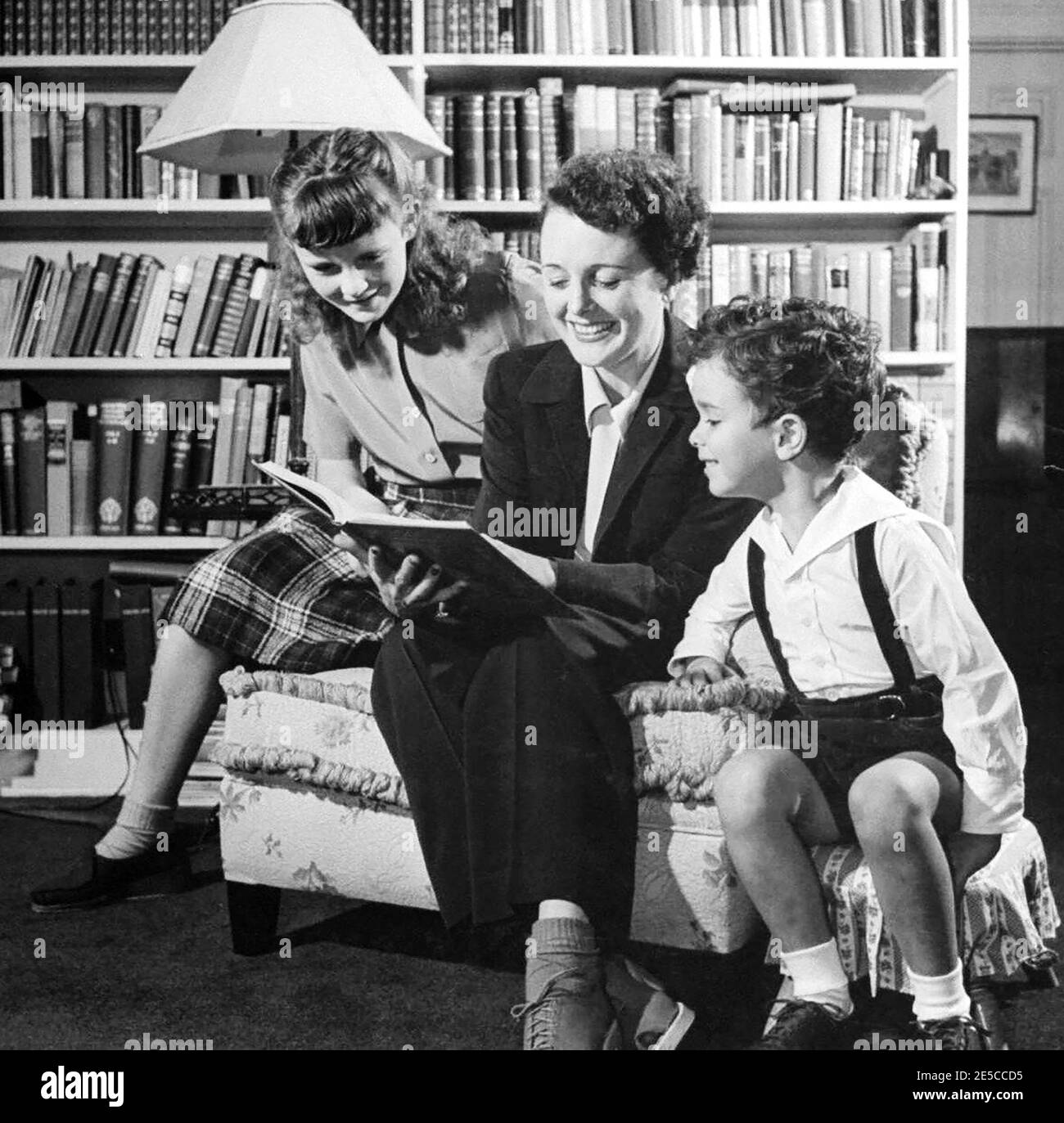 MARY ASTOR (1906-1987) attrice cinematografica americana nel 1963 con lei Bambini Marilyn Thorpe e Anthony del campo Foto Stock