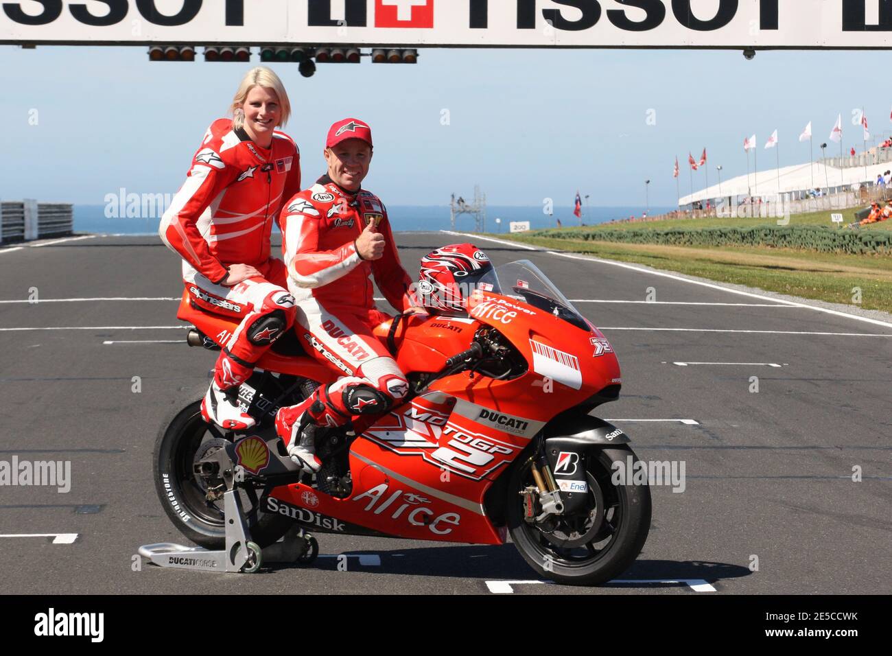 Il nuotatore australiano Leisel Jones pone sulla Ducati MotoGP2 con l'ex pilota della 500cc Randy Mamola il Gran Premio di motociclismo Australiano sul circuito di Philip Island a Philip Island, a sud dell'Australia, il 4 ottobre 2008. Foto di Malkon/Cameleon/ABACAPRESS.COM Foto Stock