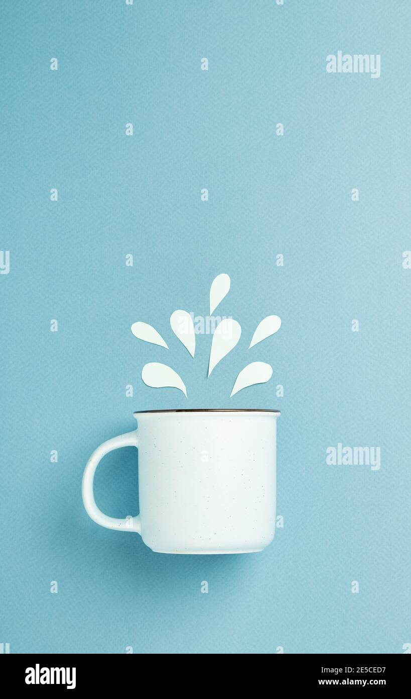 Schizzi di acqua su fondo blu. Concetto di giornata mondiale dell'acqua. SSpace per il testo. Foto Stock