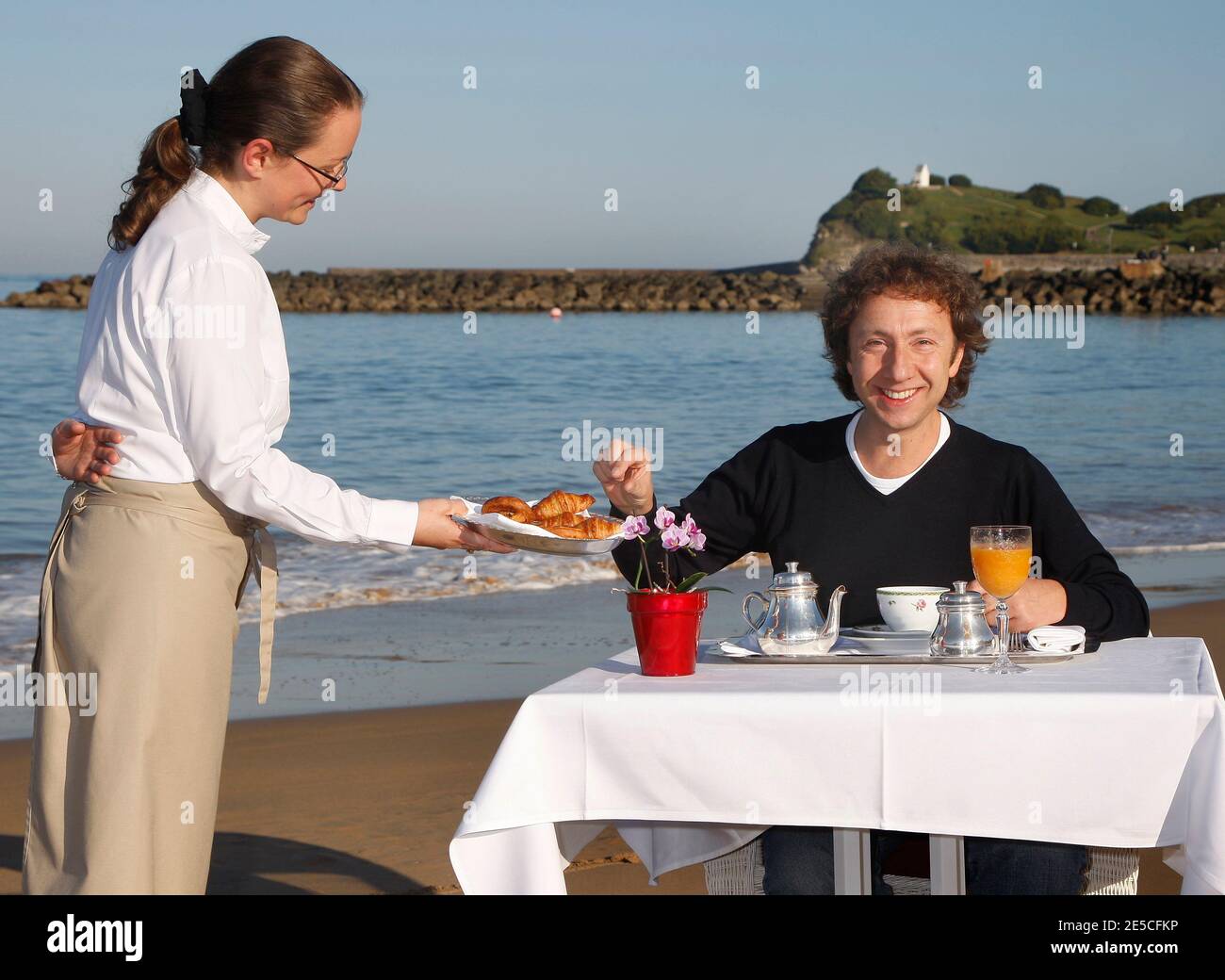 Stephane Bern ha fatto colazione in spiaggia, durante il 13° Festival Internazionale del Film di Saint-Jean-de-Luz, a Saint-Jean de Luz, Francia, il 9 ottobre 2008. Foto di Patrick Bernard/ABACAPRESS.COM Foto Stock