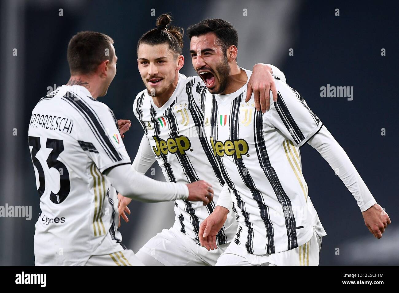 Torino, Italia. 27 gennaio 2021. TORINO - 27 gennaio 2021: Gianluca Frabotta della Juventus FC festeggia con Federico Bernardeschi e Radu Dragusin della Juventus FC dopo aver segnato un gol durante la partita di calcio Coppa Italia tra Juventus FC e SPAL. (Foto di Nicolò campo/Sipa USA) Credit: Sipa USA/Alamy Live News Foto Stock