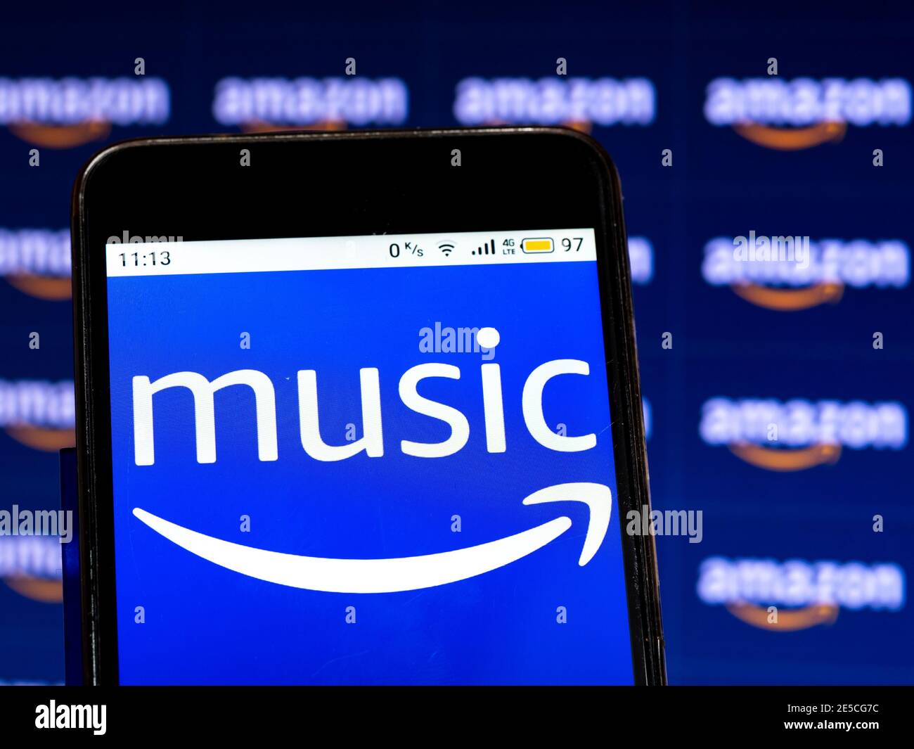 In questa illustrazione fotografica viene visualizzato un logo Amazon Music sullo schermo di uno smartphone. Foto Stock