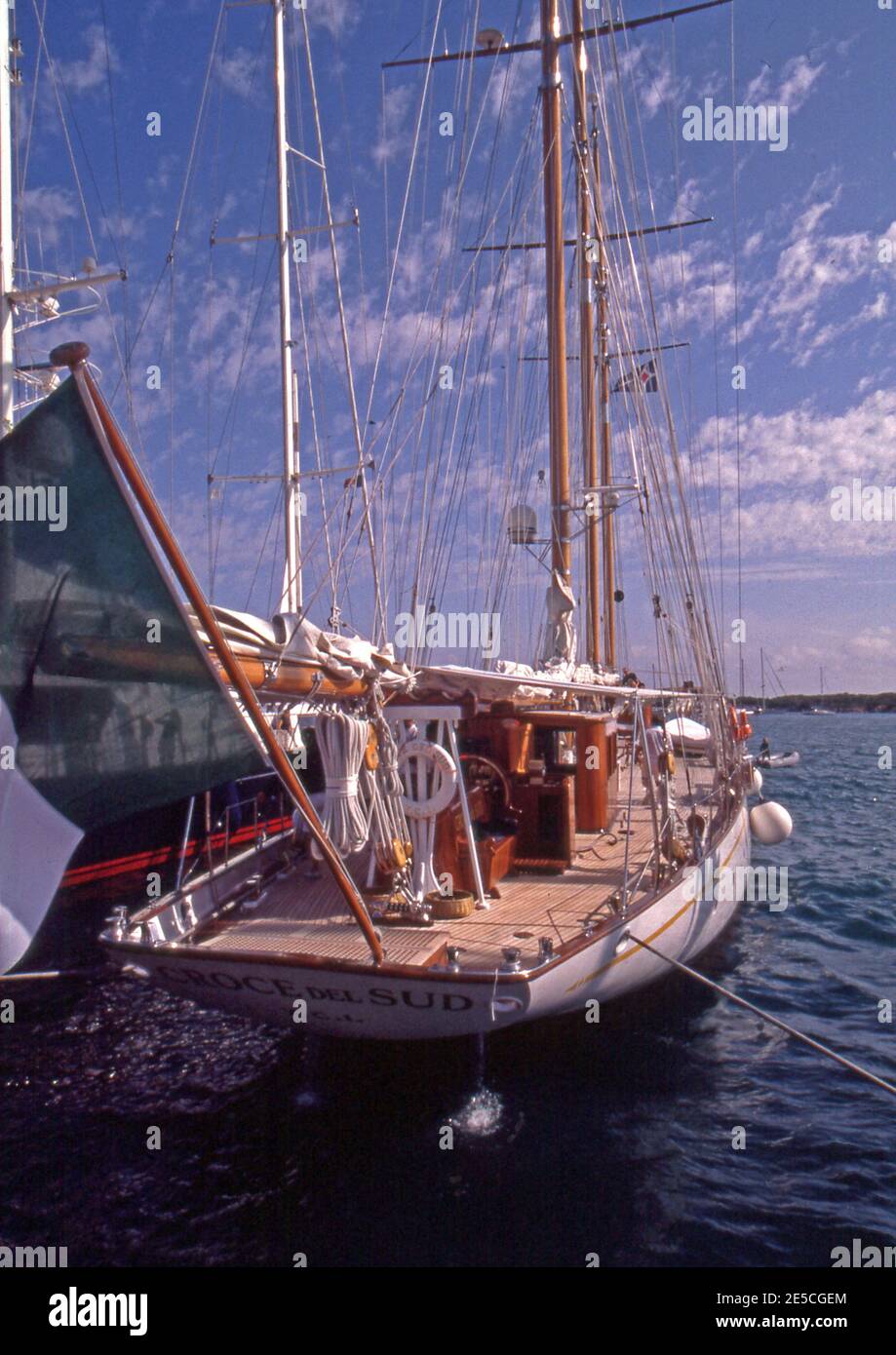Barca a vela 'Croce del Sud', veterana italiana, costruita nel 1933  (scansionata da Fujichrome Provia Foto stock - Alamy
