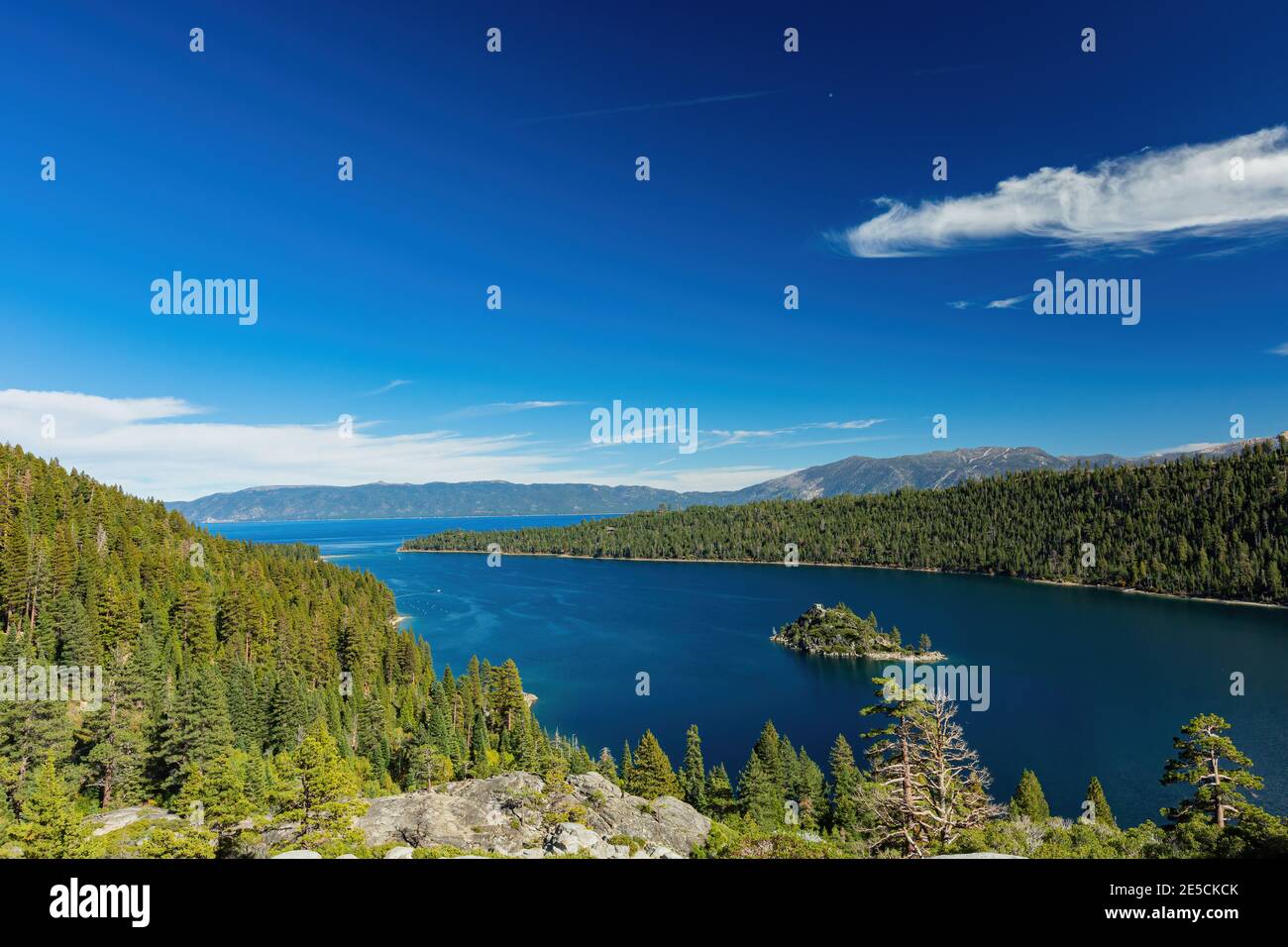 Vista soleggiata del lago Tahoe, Emerald Bay e Fannette Island in Nevada, Stati Uniti Foto Stock
